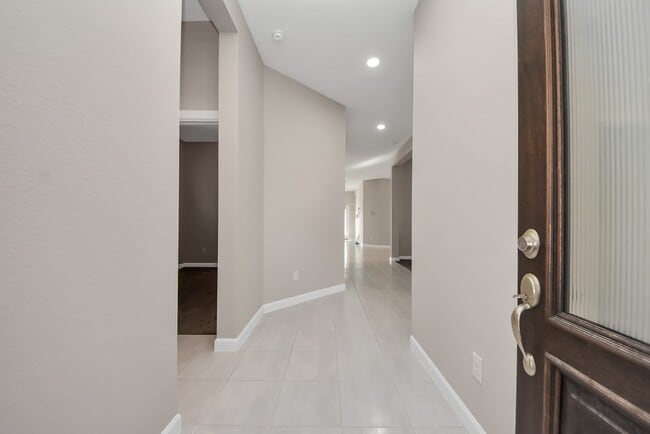 Building Photo - 8114 Silverspot Ln