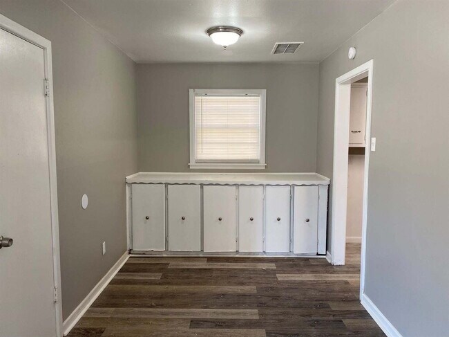 Building Photo - "Charming 3-Bed, 2-Bath Home in Lubbock with 1380 Sq Ft of Comfort!"