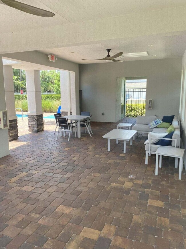 Foto del edificio - 6685 Pointe of Woods Dr