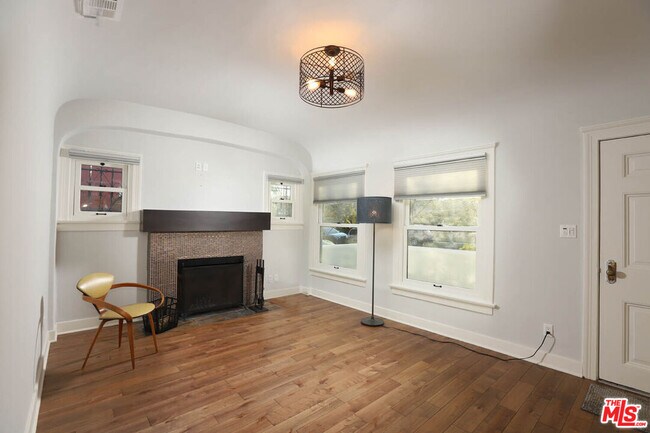 Foto del edificio - 752 N Las Palmas Ave