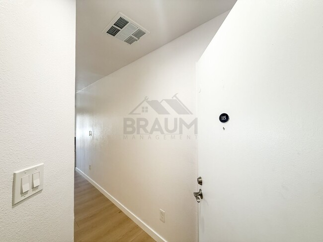 Foto del edificio - 7323 Winnetka Ave