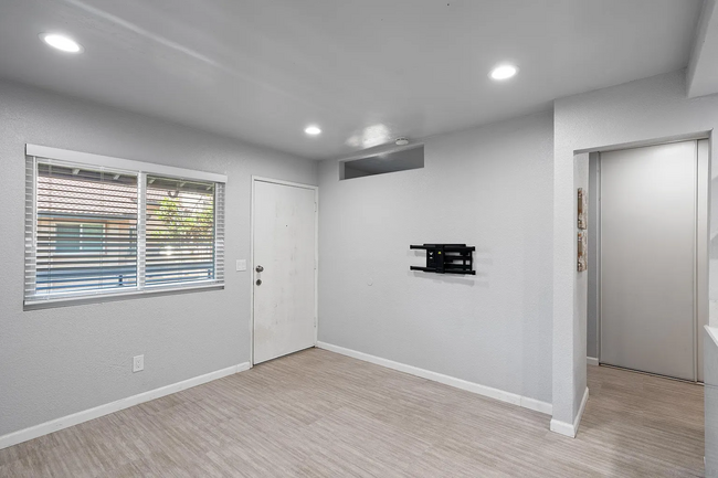 Building Photo - 875 W San Ysidro Blvd