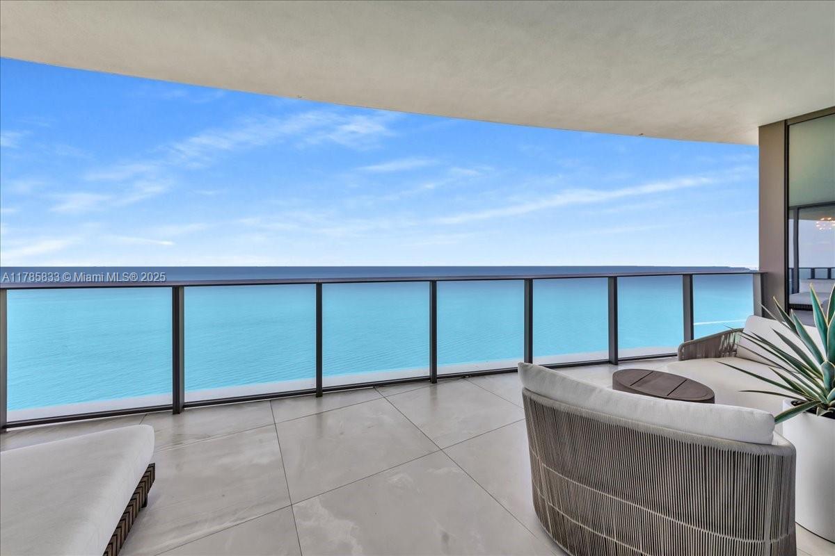 Foto principal - 15701 Collins Ave