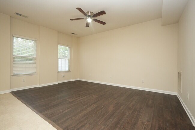 Building Photo - 2505 Silverthorn Dr