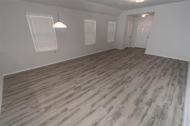Building Photo - 3202 Primrose Dr