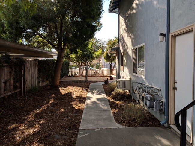 Building Photo - 1225 Dana Dr