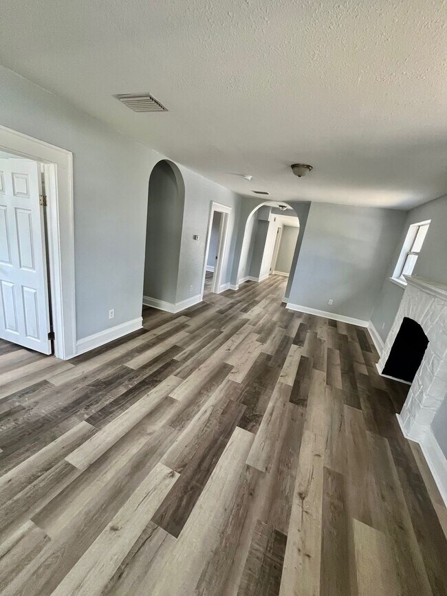 Foto del edificio - TOTALLY REMODELED Spacious 3BR/1BA Lakelan...
