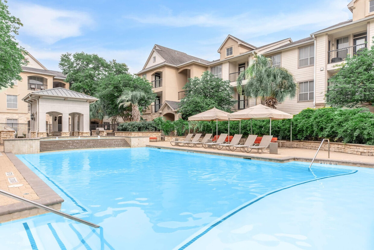 Piscina estilo resort - Remington Park Apartments