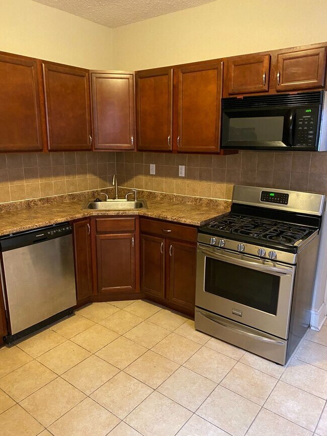 Building Photo - Recently Renovated 3BR/2BA Home in Germant...