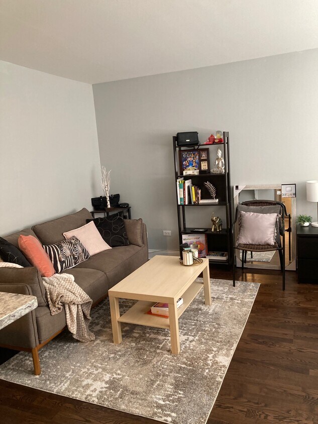 Foto principal - 2827 N Cambridge Ave