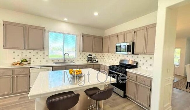 Foto del edificio - 22365 Summer Holly Ave