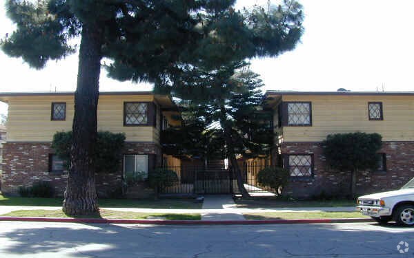 Building Photo - 424 E Pine St