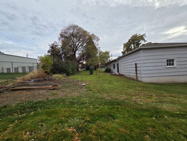 Building Photo - Orchards Home with a View