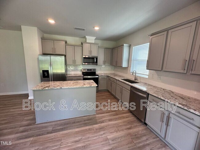 Foto del edificio - 1457 Rhodes Pond St