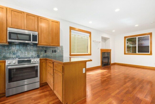 Building Photo - Spacious Wedgewood 2 Bedroom Cottage Townhome