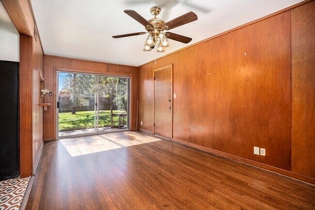 Foto del edificio - 6325 Rowan Ln