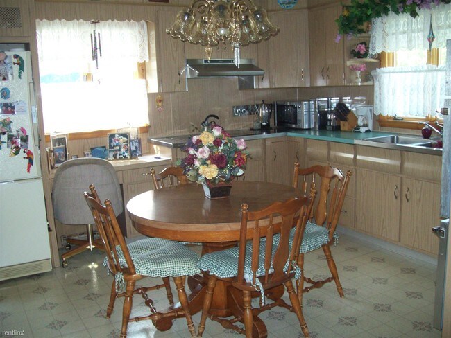 Foto del edificio - 3 br, 1.5 bath 4plex - 10 Panek St