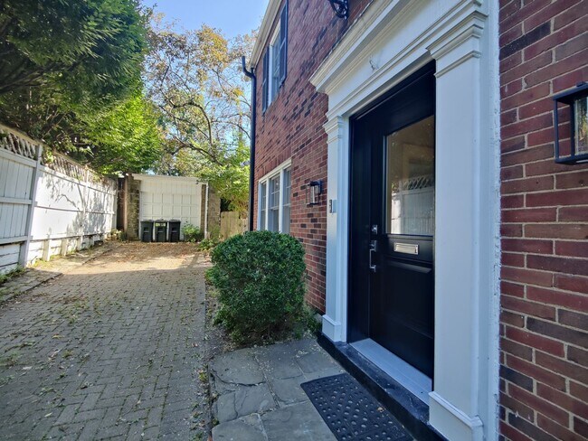 Foto del edificio - *Beautifully Updated & Spacious 4BD/3.5BA ...