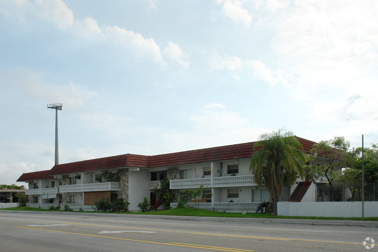 Building Photo - 1825 Ludlam Rd