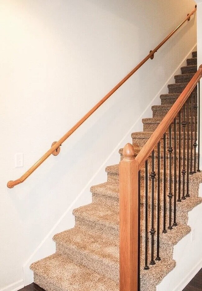 Foto del edificio - Beautiful 3 Bed | 2.5 Bath Townhome in Pri...