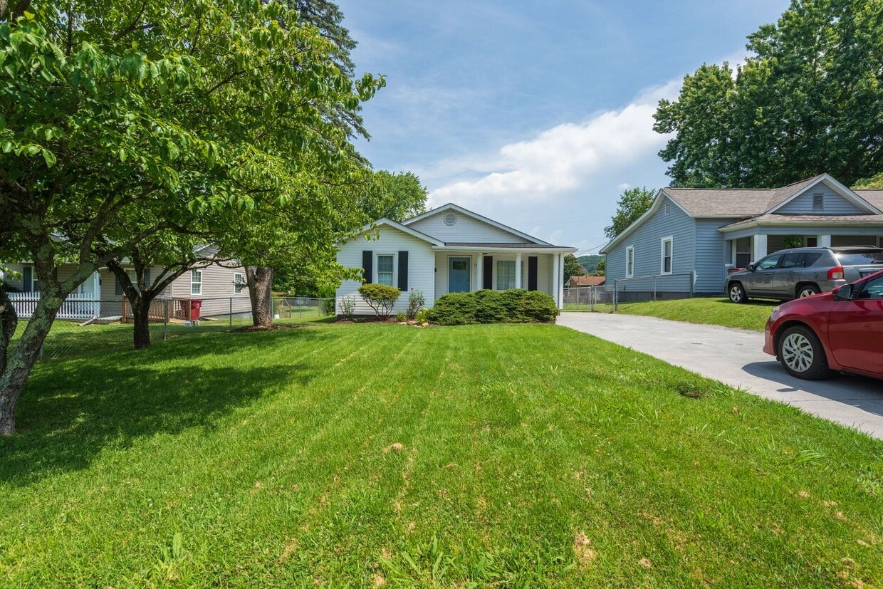 3 bed and 1 bath house with fenced yard i... - 3 bed and 1 bath house with fenced yard  i...