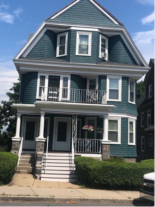 Building Photo - Spacious Victorian-style Apt w/ Laundry in...
