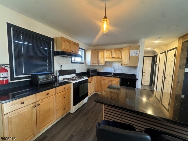 Building Photo - 2505 Girard Pl