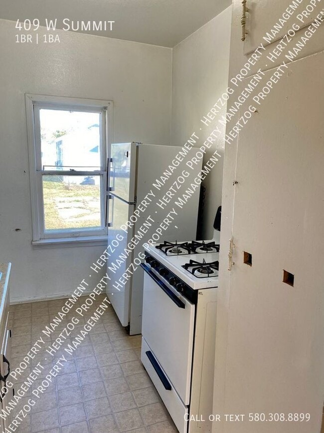 Building Photo - 409 W Summit-