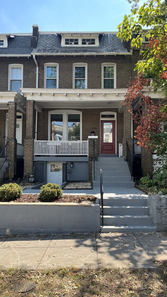 Foto del edificio - 636 Kenyon St NW