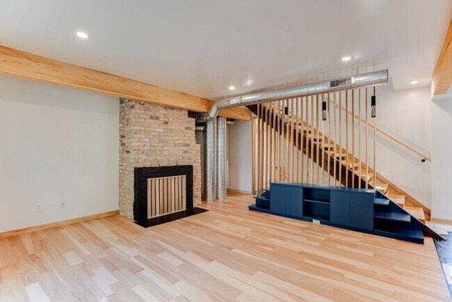 Foto del edificio - Amazing 2 bedroom, 2 bathroom 1,330 sf hom...