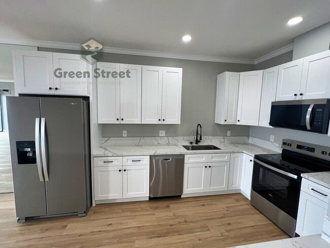 Building Photo - 2410 Albatross St