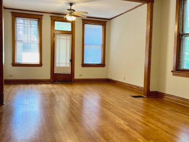 Foto del edificio - 4050 W Warwick Ave