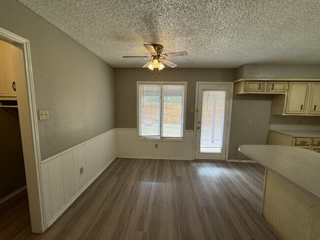 Foto del edificio - Stunning Duplex West Of Milwaukee & Minutes From Shadow Hills Golf Course!