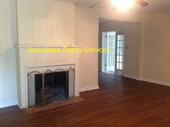 Foto del edificio - 7 Blocks to Campus! 3 Bed, 2 Bath with a Fenced Backyard and Large Sunroom