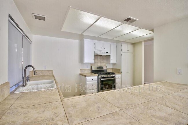 Building Photo - 42738 Santa Suzanne Pl
