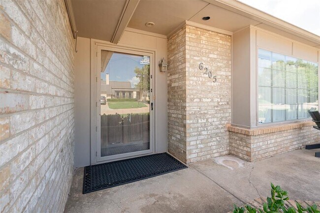 Foto del edificio - 6205 Avalon Ln
