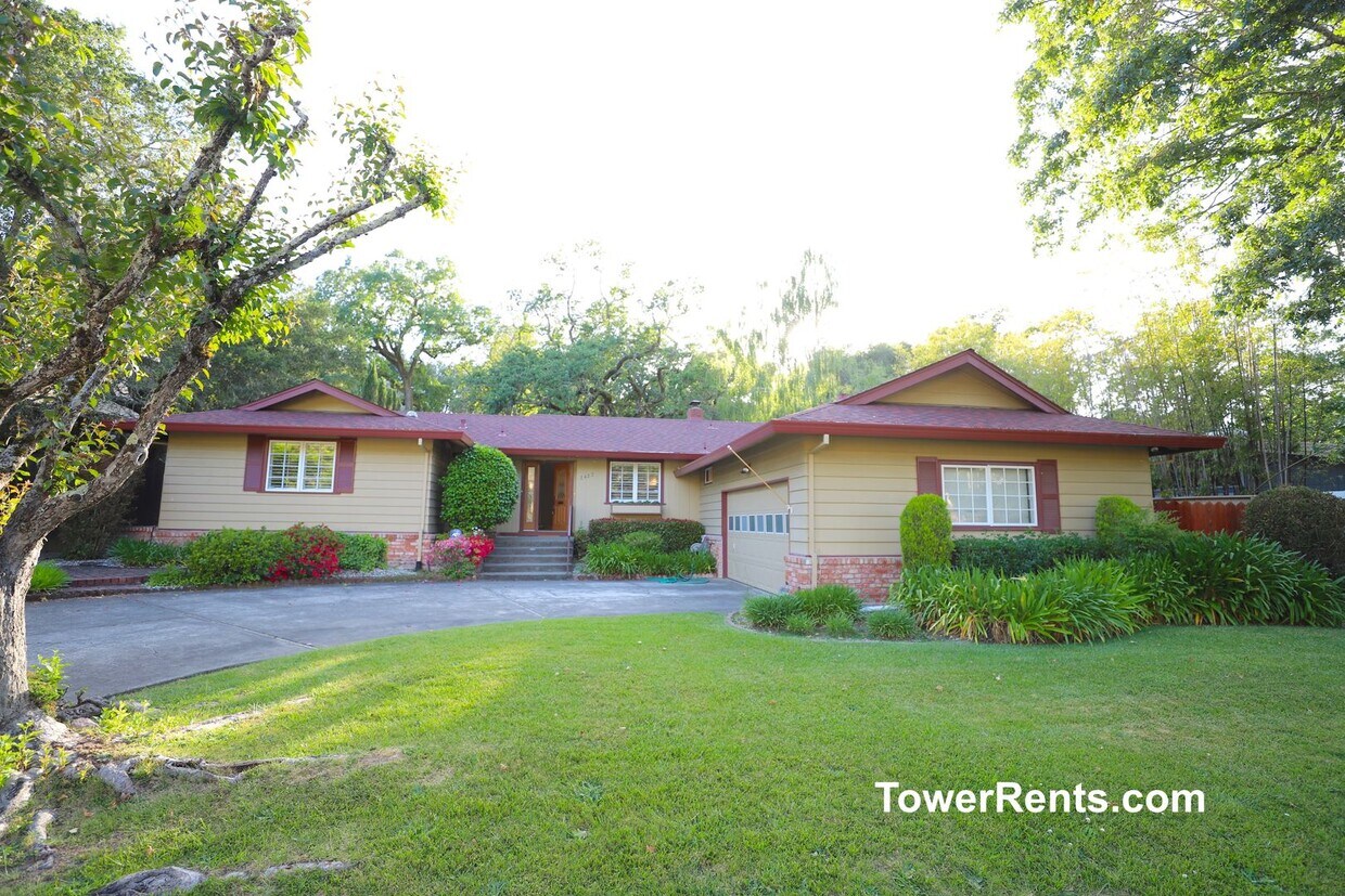 Foto principal - Santa Rosa: 3 bedroom, 2 1/2 bath Home wit...