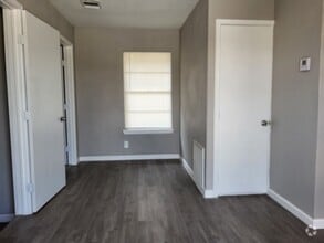 Building Photo - 703 Milvid Ave