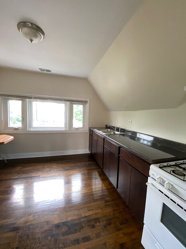Building Photo - 9327 S Vanderpoel Ave