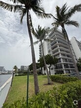 Building Photo - 1000 Parkview Dr