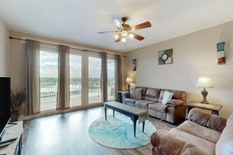 Building Photo - 9860 S Thomas Dr