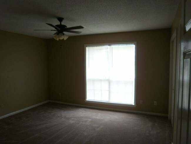 Building Photo - Newly Rennovated in a Great Location!!