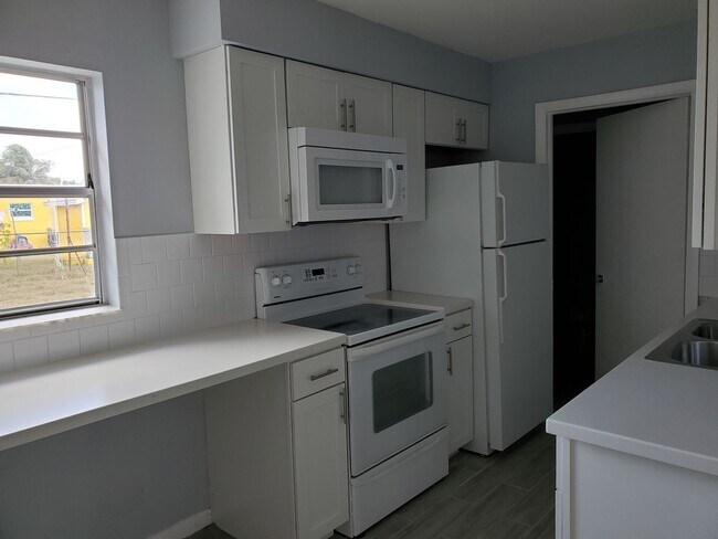 Building Photo - 25 Andora St