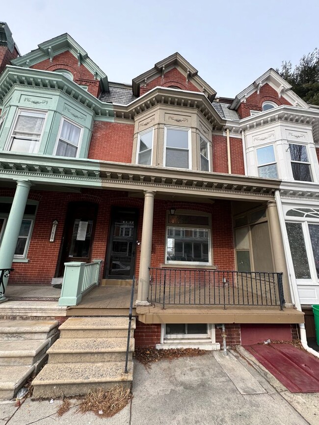 Building Photo - LARGE FIVE BEDROOM ROW HOME