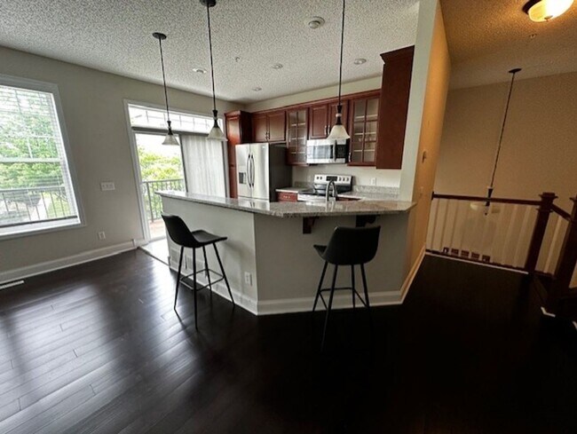Building Photo - Newer Townhome in Cobblestone Lake. *2Bed*...