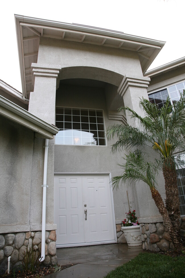 Foto del edificio - Gorgeous 4 Bedroom Home in Corona With Poo...