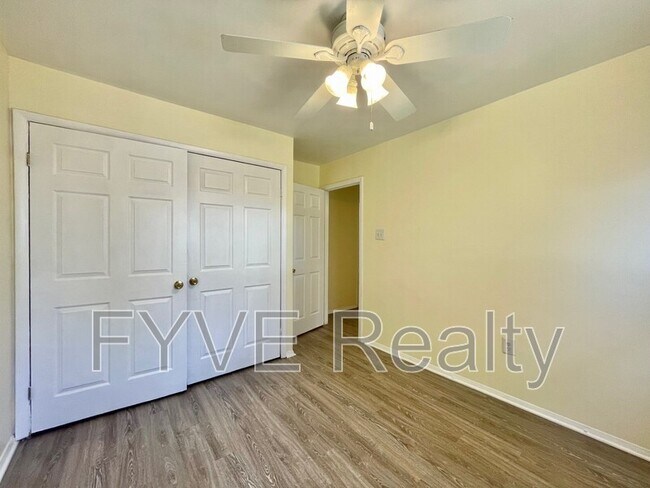 Building Photo - 649 Chapelview Dr