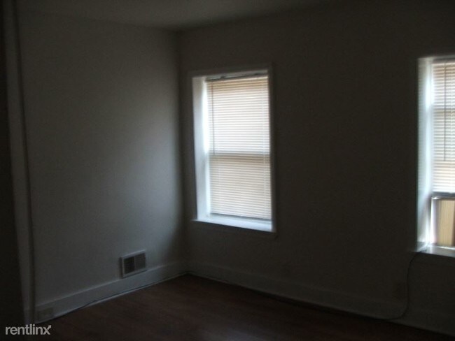 Building Photo - 2 br, 1 bath Townhome - 827 N Madison St