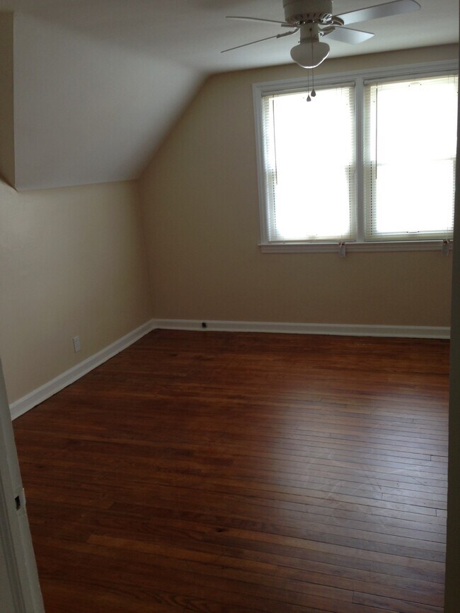 Dormitorio 1 - 2332 Monroe Ave NE