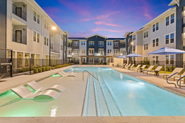 Building Photo - Aviator 1518